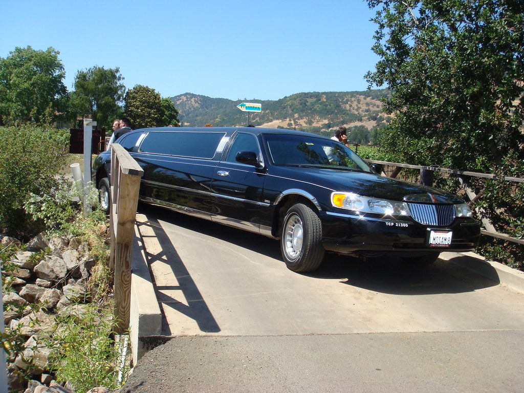 Genius limo driver got the limo stuck on the bridge!!! Flickr