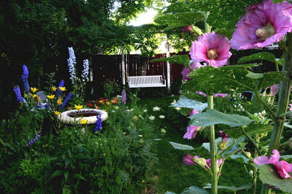 All sizes Backyard Color at The Garden Cottage Bed and Breakfast
