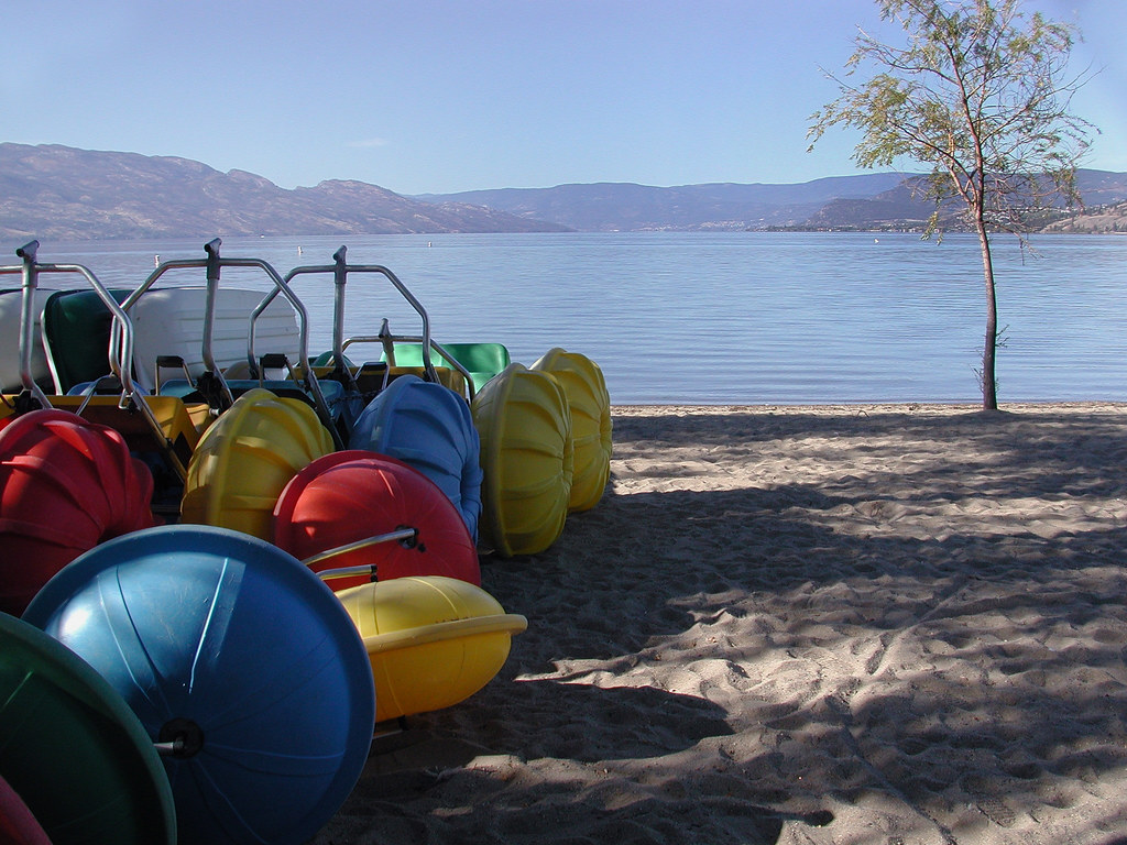 Lake Okanagan Paddle boats on the shore of Lake Okanagan i… Flickr