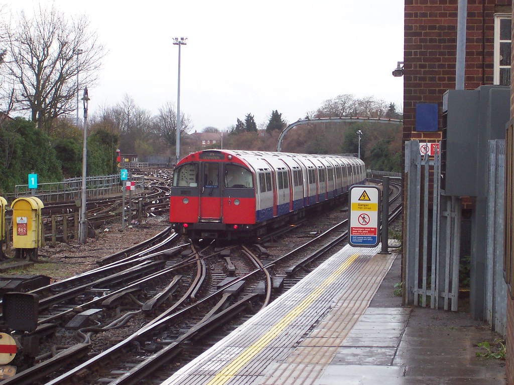 EALING Piccadiily Line Train Departing Ealing Common Stati… Flickr