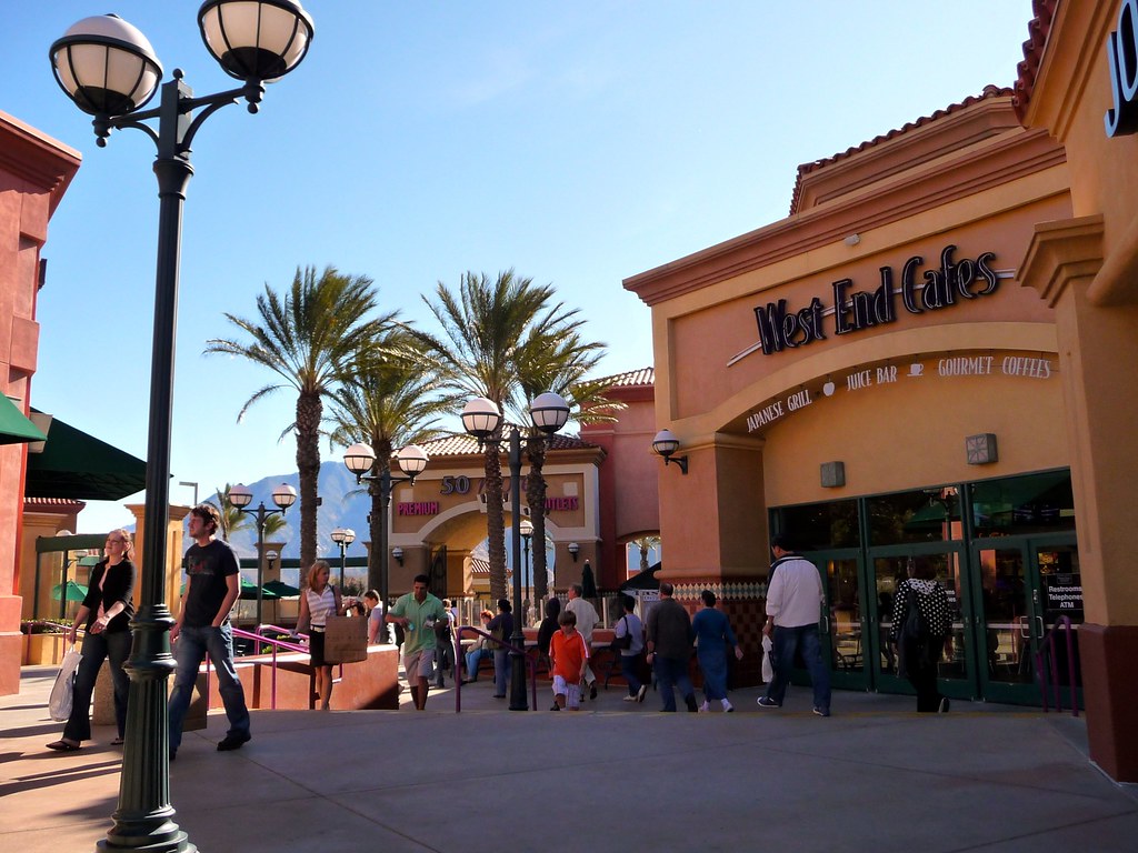 Disney Store Outlet (Desert Hills Premium Outlets) Cabazon,.