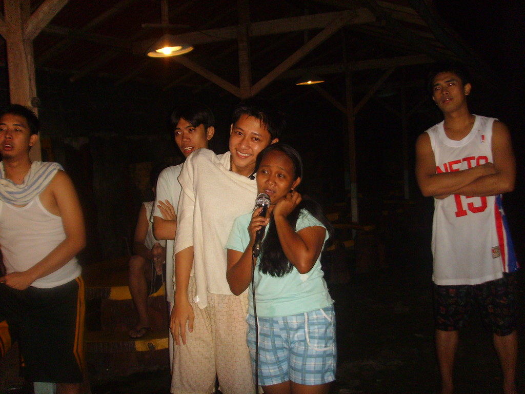 kumakanta rin... Golden shower O'nite swimming. KKB Balag