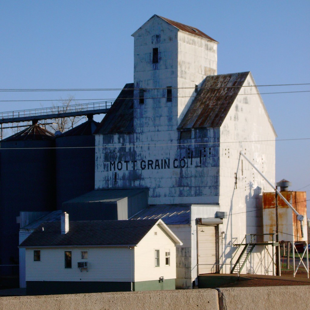 Grain Elevator (Mott, North Dakota) Mott is the county sea… Flickr
