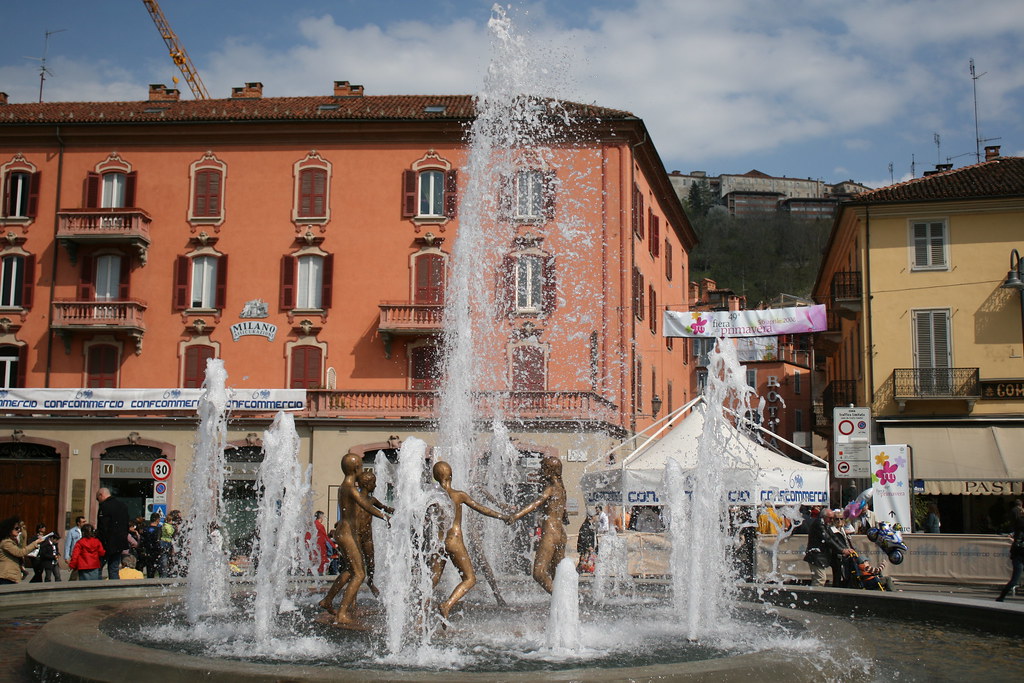 Fontana di Piazza Ellero Mondovì, giorno della Fiera di Pr… Flickr