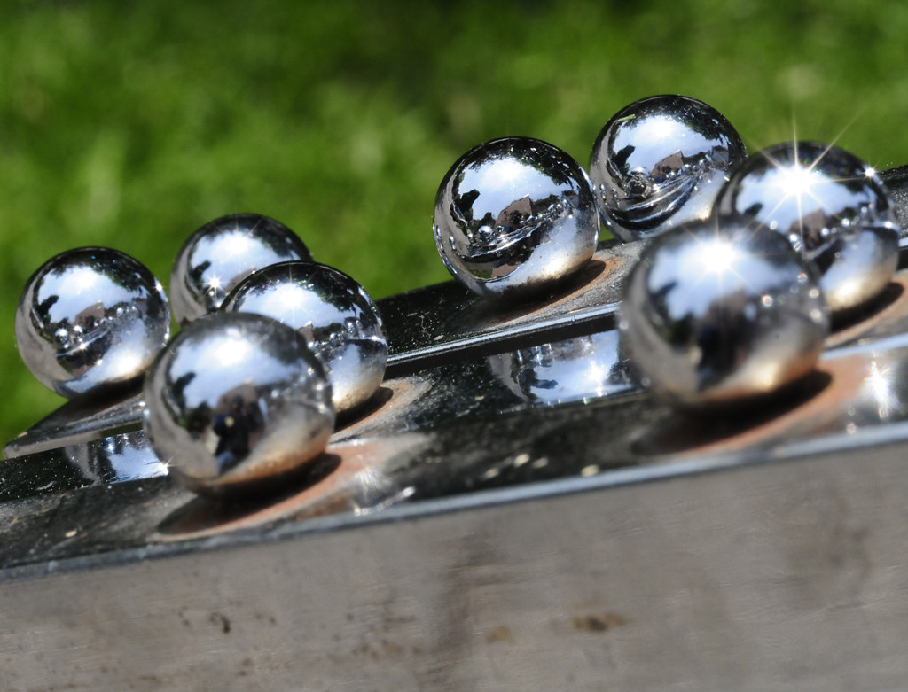 Shiny metal balls Geeyen Flickr