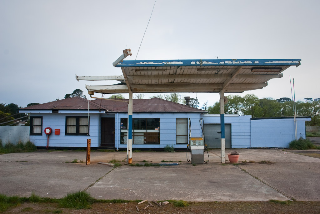 abandoned petrol station near Beaufort, A8, Victoria, Aust… Flickr