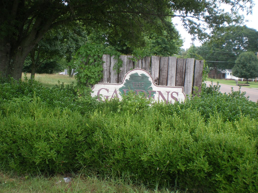 P6100011 Abandoned apartments in Bolivar, TN. Nathan Flickr