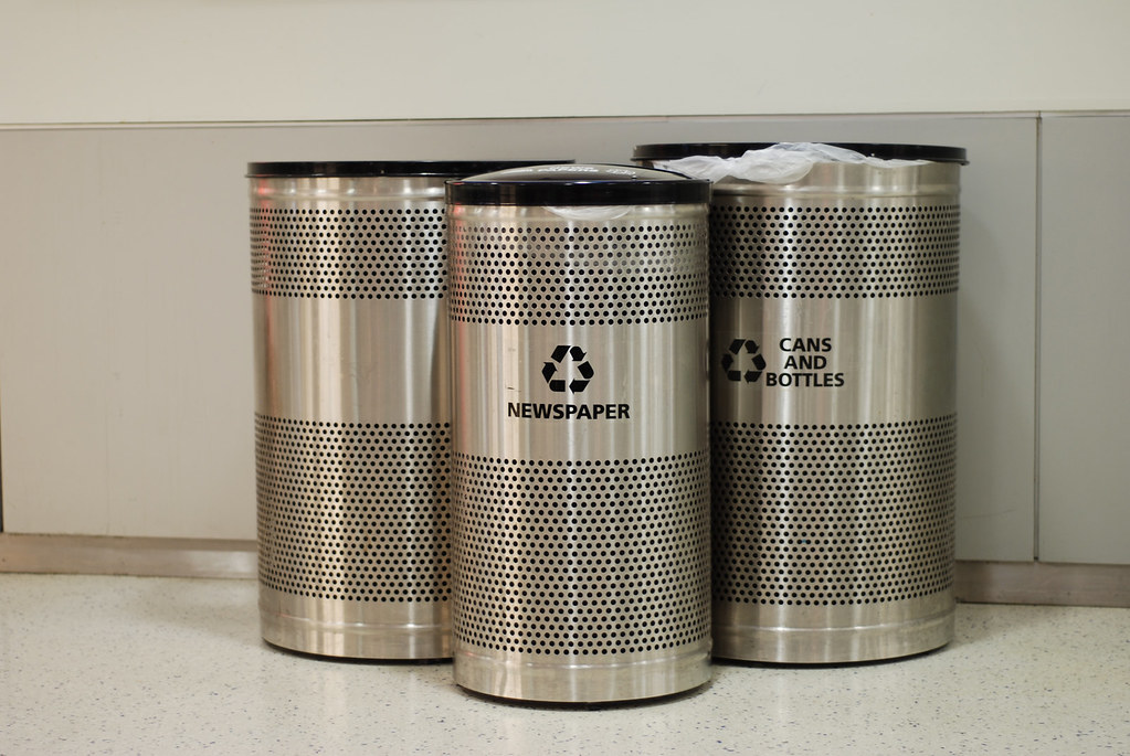 Fancy trash cans These trash cans look nice. jfactor Flickr