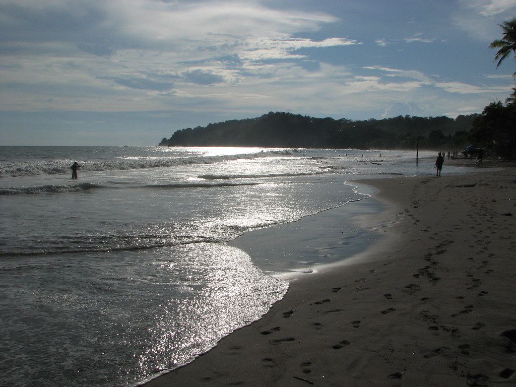 Beach near Quepos, Costa Rica clivec00 Flickr