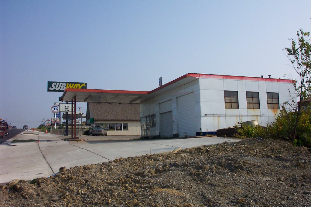 100_0708 Gulf Oil porcelain gas station Leitchfield KY … Flickr