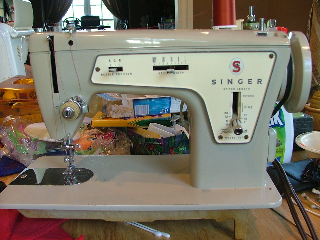 Singer 237 Sewing Machine All cleaned up and oiled! She ru… Flickr