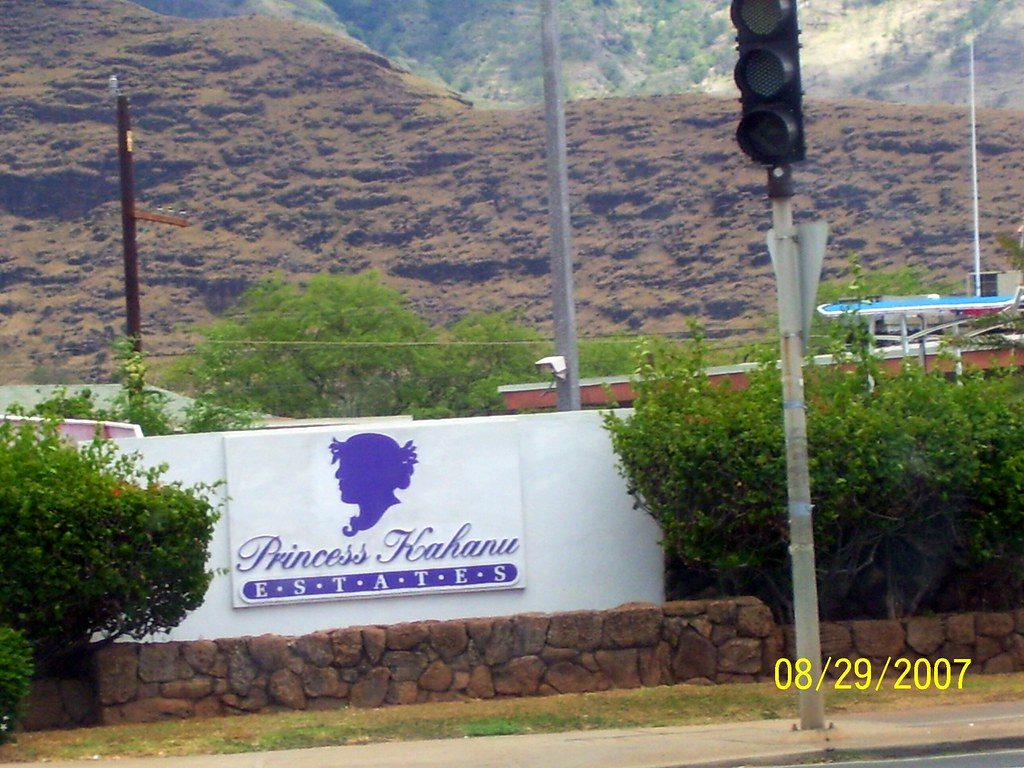 Princess Kahanu Estates sign and traffic light kalihikahuna74