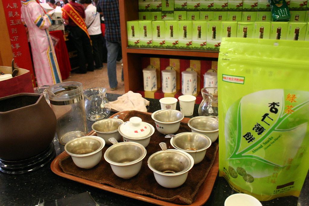 Sampling counter at Ten Fu's Tea They were brewing those u… Flickr
