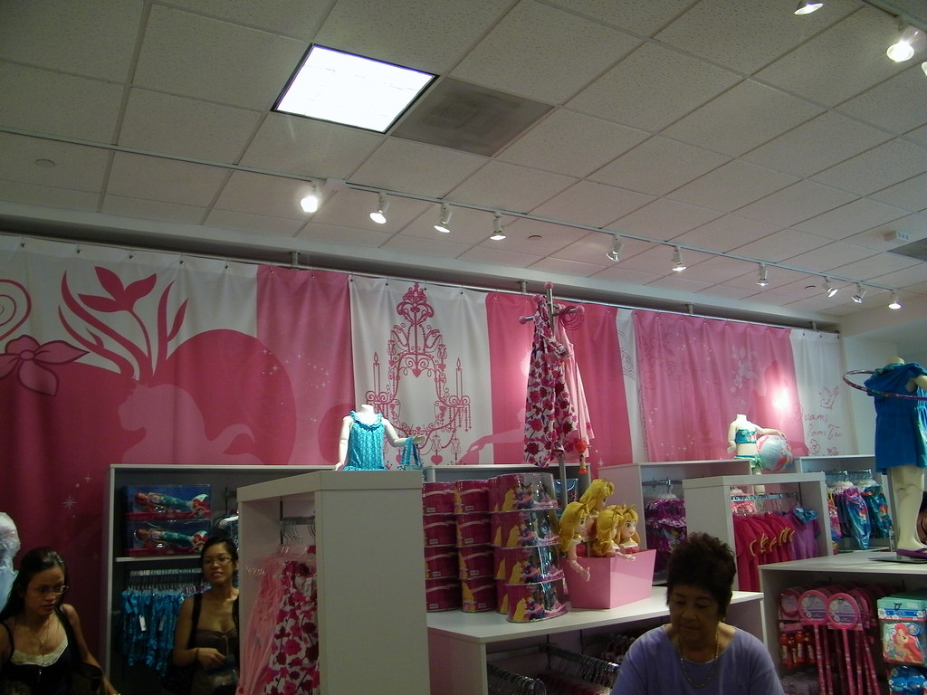 Ala Moana Disney Store reopening Joel Flickr