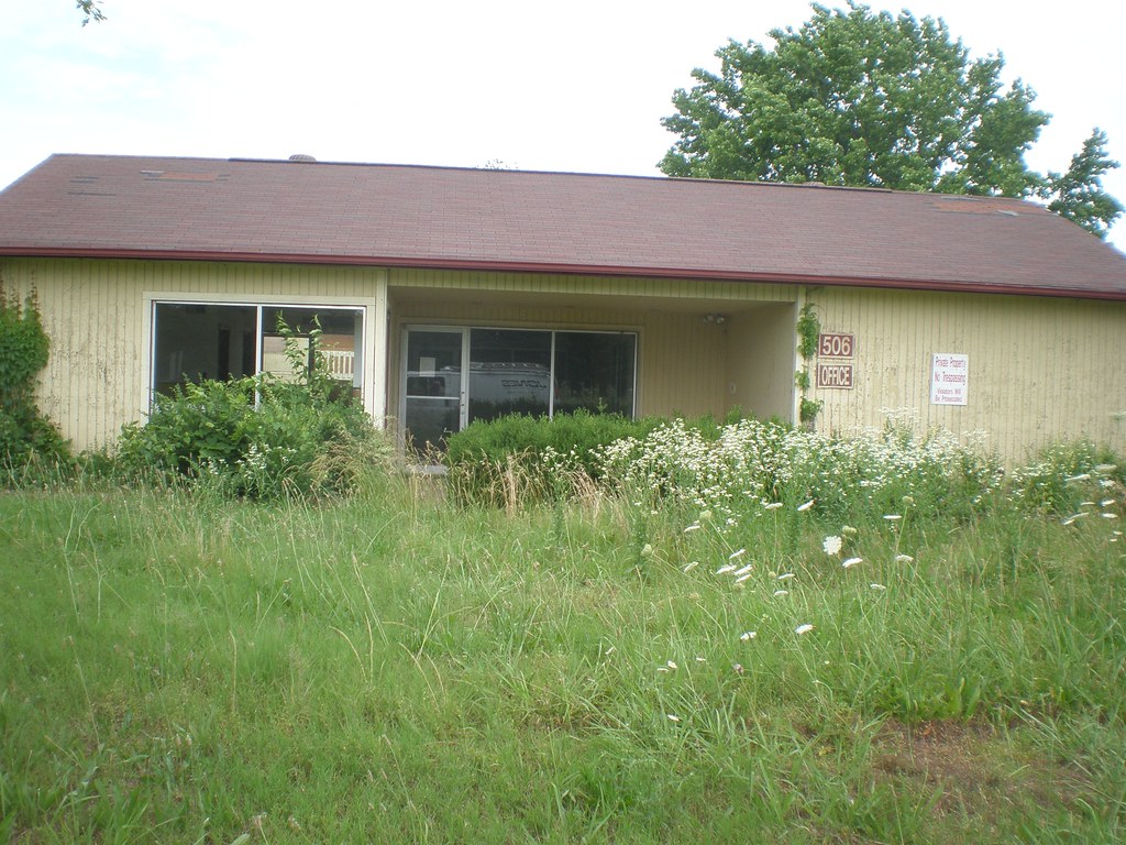 P6100015 Abandoned apartments in Bolivar, TN. Nathan Flickr