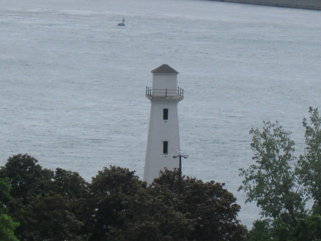Île SainteHélène lighthouse a photo on Flickriver