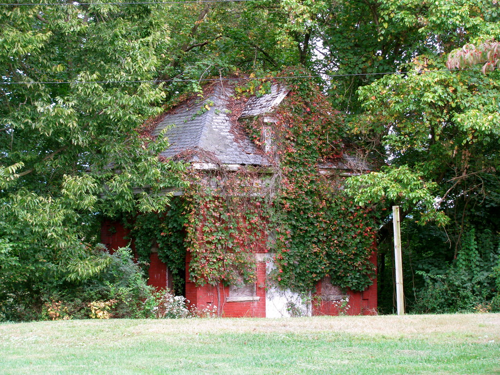 Bethany, West Virginia Mansion A building behind the mansi… Flickr