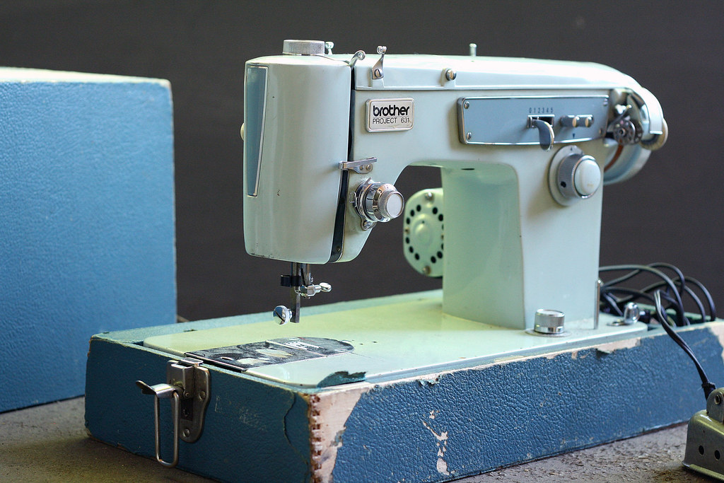 Vintage Brother Sewing Machine Comes in a handy carrying c… Flickr