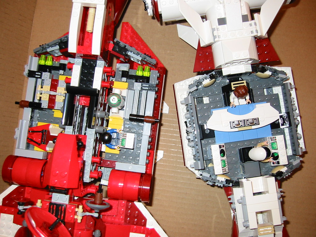 LEGO 10198 interior vs. 7665 Comparing the interior of 101… Flickr