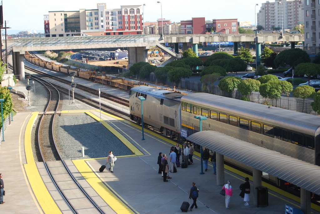 Amtrak 86 E 6409 1 Amtrak 86, a GE P42DC arriving at t… Flickr