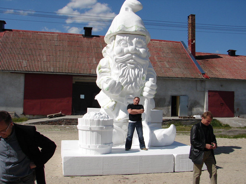 World's largest garden gnome dwarf This is the World's Lar… Flickr