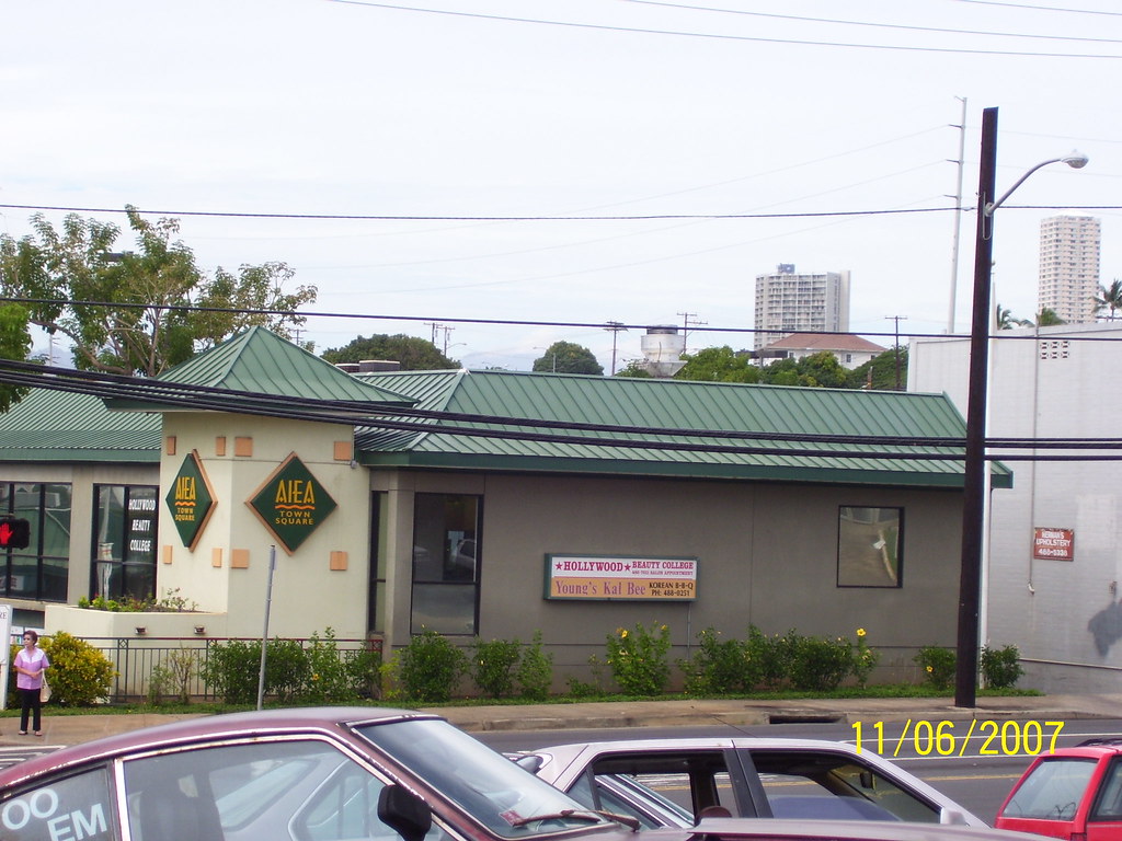 Aiea Town Square HollyWood Beauty College and Young's Ka… Flickr