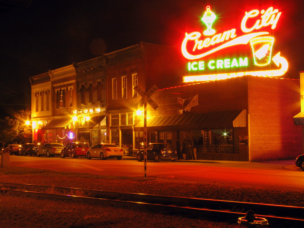 Cookeville Broad St across from depot at night While shoot… Flickr