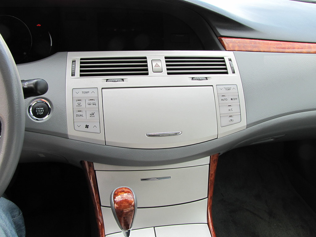 2006 Toyota Avalon Limited (27) stereo, navigation systems??? Flickr