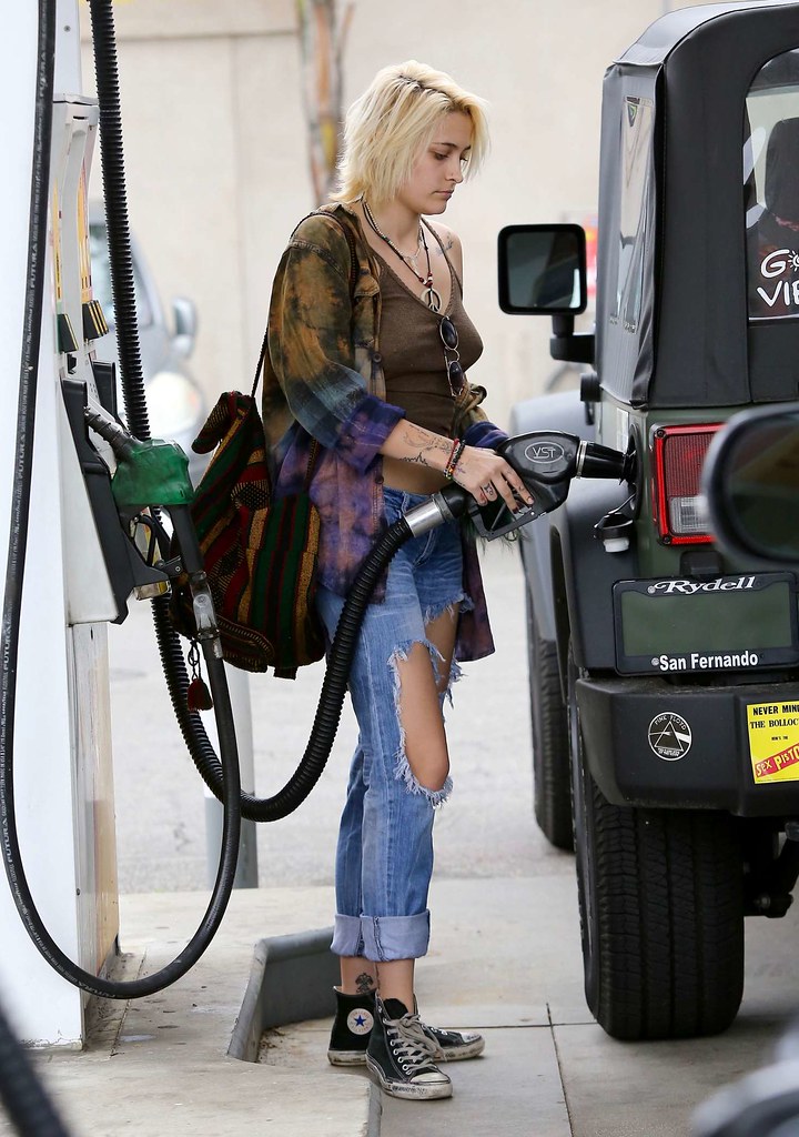 ParisJacksoninRippedJeanspumpsgas25 galeria.paris Flickr