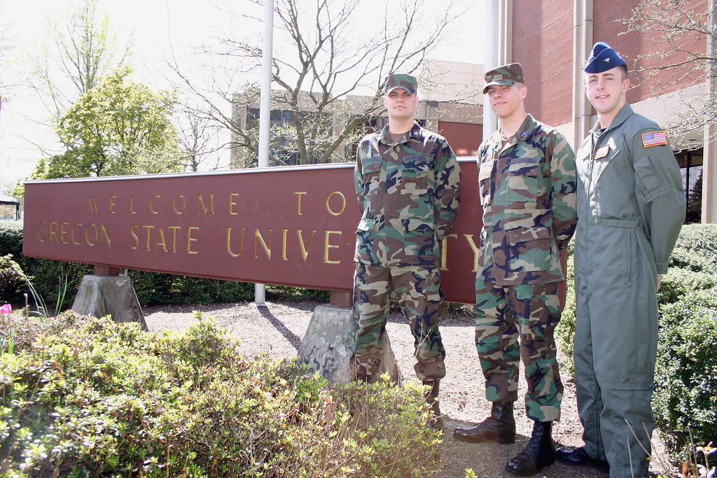 Air Force ROTC cadets Air Force ROTC cadets (from left to … Flickr