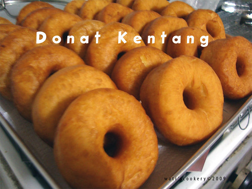 Donat Kentang Jajaran donat kentang fresh from the fryer