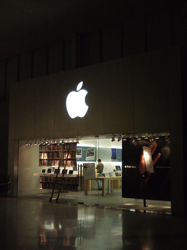 Apple Store at night 2 The Apple Store in Yorkdale mall, a… Flickr