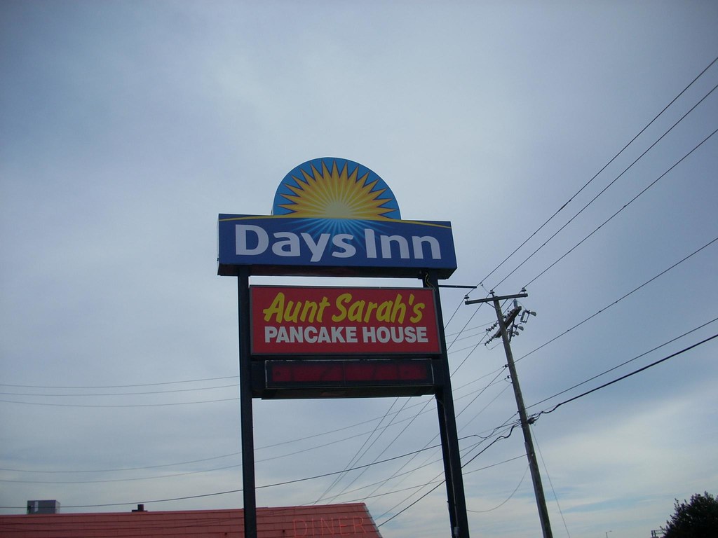 Days Inn/Aunt Sarah's Pancake House sign Days Inn (30,225 … Flickr