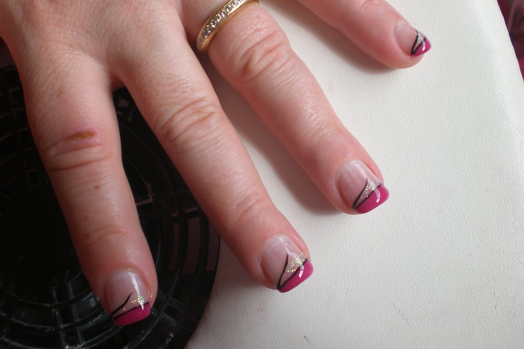 Unhas de gel Espanhola rosa com risco preto e purpurinas! Ana