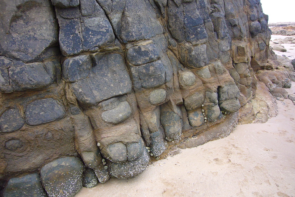 Basaltic onions Onion skin weathering in dolerite cliff nr… Flickr