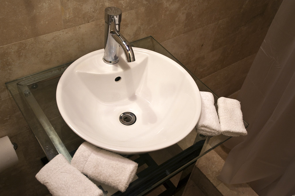 Bathroom, Chesterfield hotel LimeWave Flickr