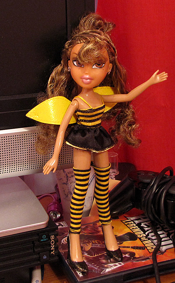 Bratz Costume Party Yasmin Yasmin shows off her sexy hallo… Flickr