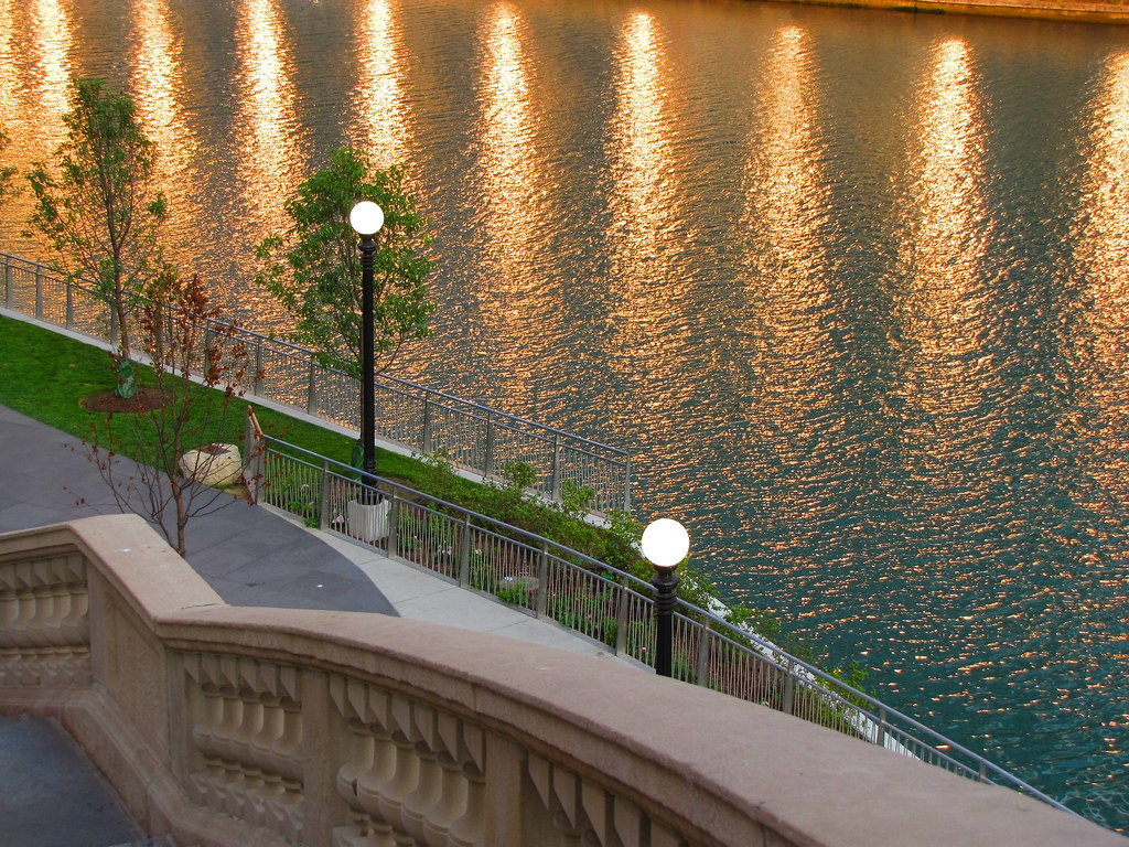 Chicago River Amanecer con la luz del sol reflejada en las… Flickr