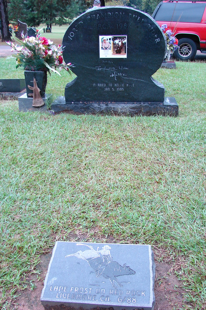 LANE FROST grave DSC03957 BULL RIDER as seen on Garth Broo… Flickr