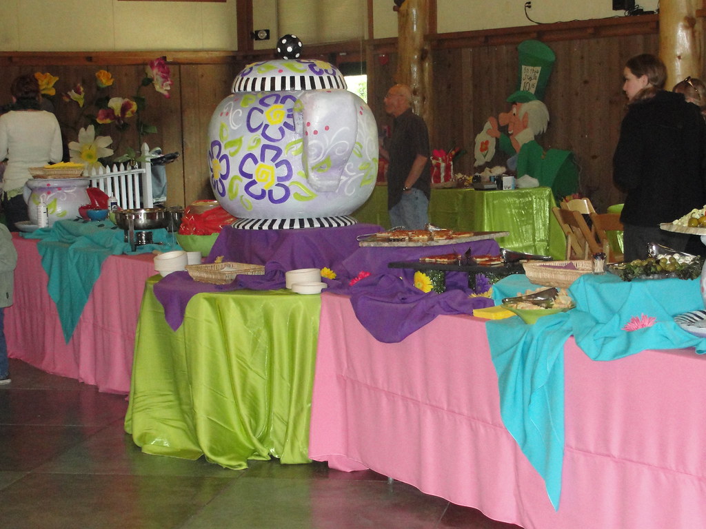 Alice in Wonderland This themed 1st Birthday party was dec… Flickr