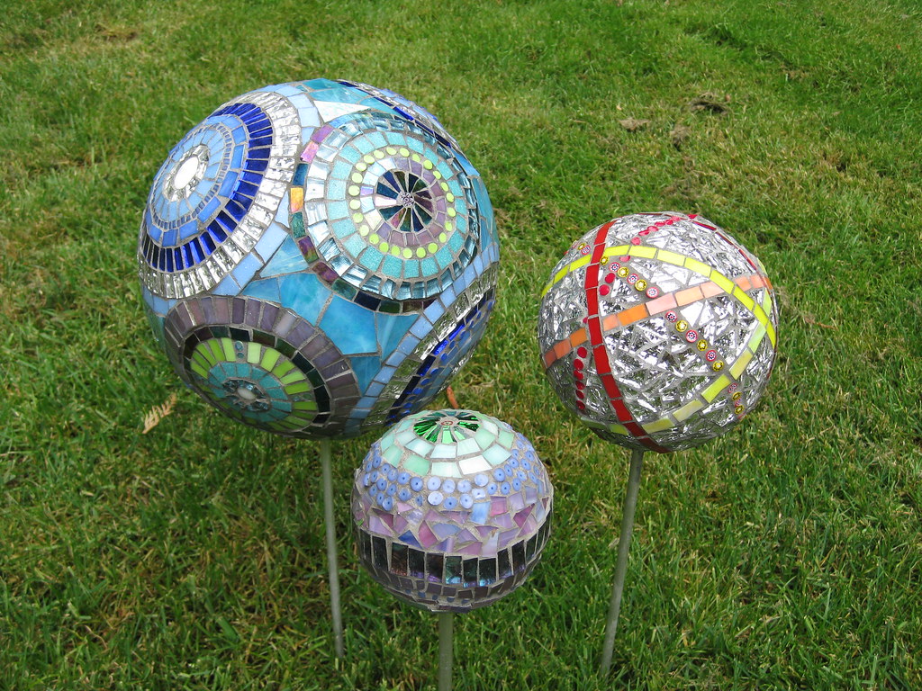 Garden Balls Tutorial available here crystalthomasmosaics… Flickr