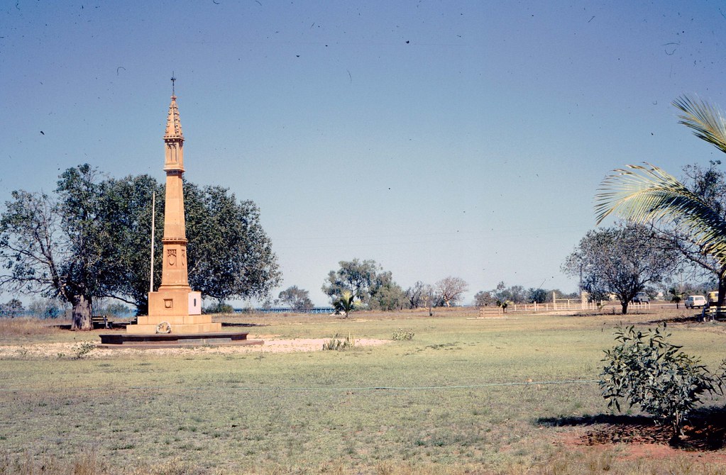 1966 BROOME War Memorial, Broome on Roebuck Bay. (Look car… Flickr