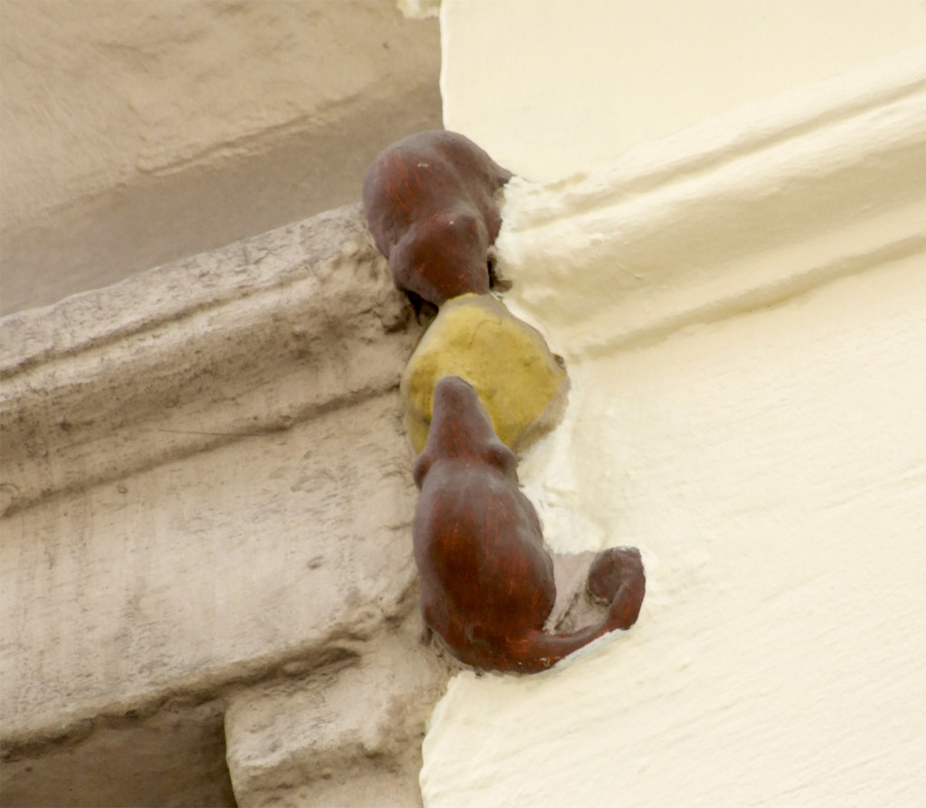 Londons smallest statue This statue of mice eating cheese … Flickr