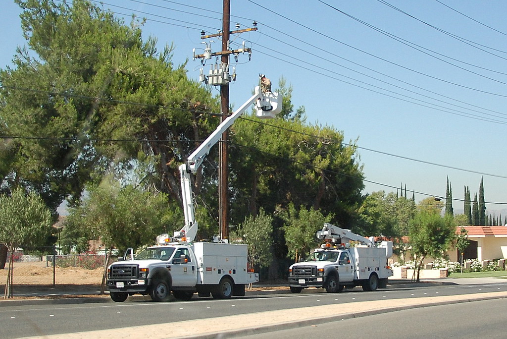SOUTHERN CALIFORNIA EDISON (SCE) FORD UTILITY TRUCKS with ALTEC
