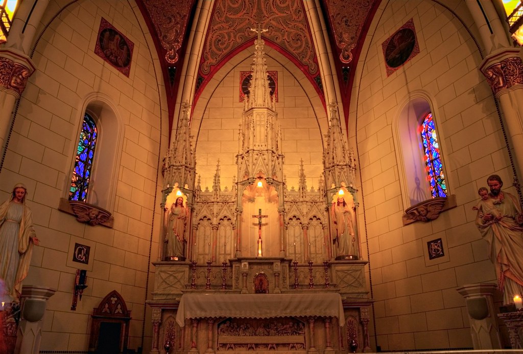 The altar in the Loretto Chapel The Loretto Chapel sits on… Flickr