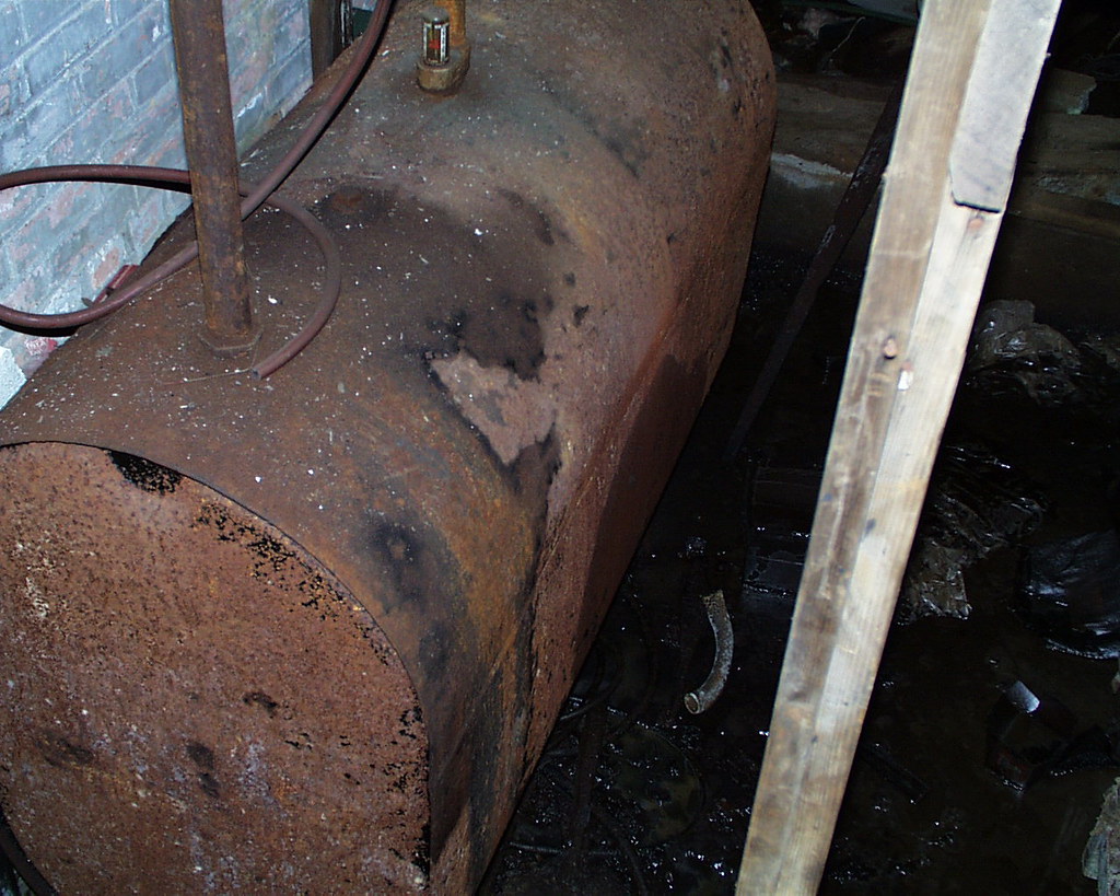 Rustedout 275 Gal Oil Tank Photo from the Middleboro Plat… Flickr