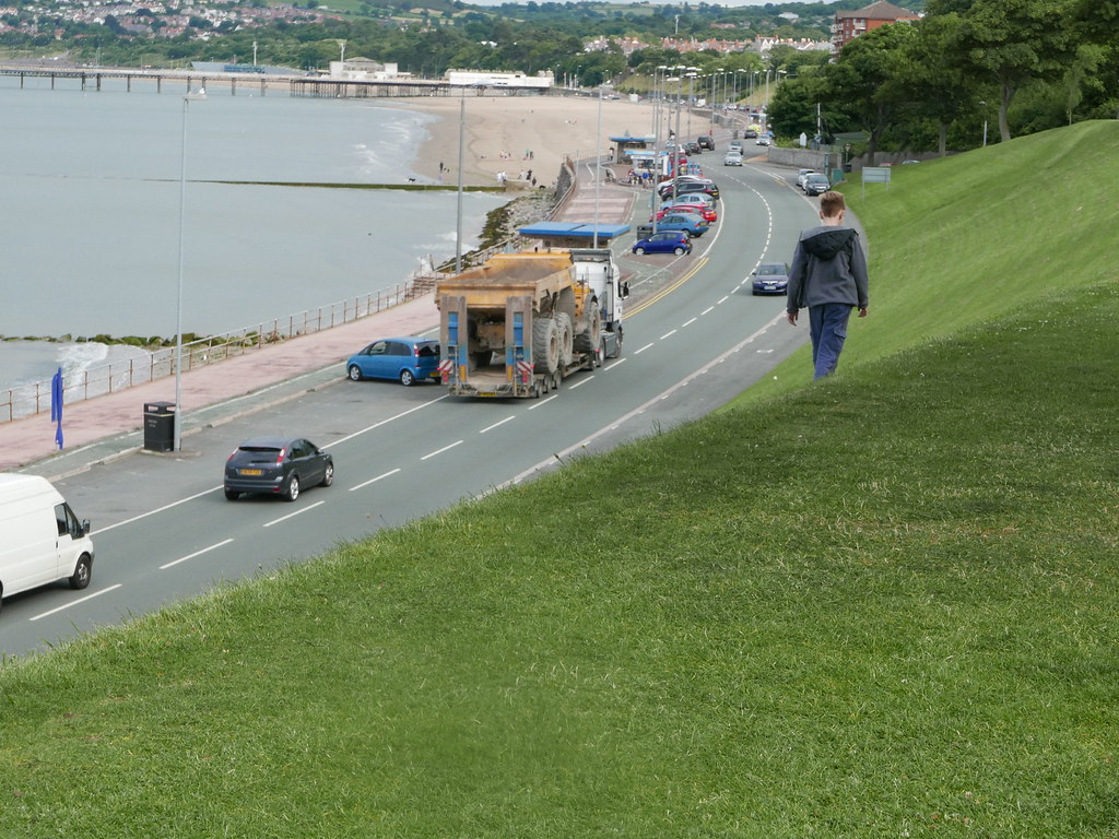 2015_0723AR Jones Brothers of Ruthin's Volvo dump truck le… Flickr
