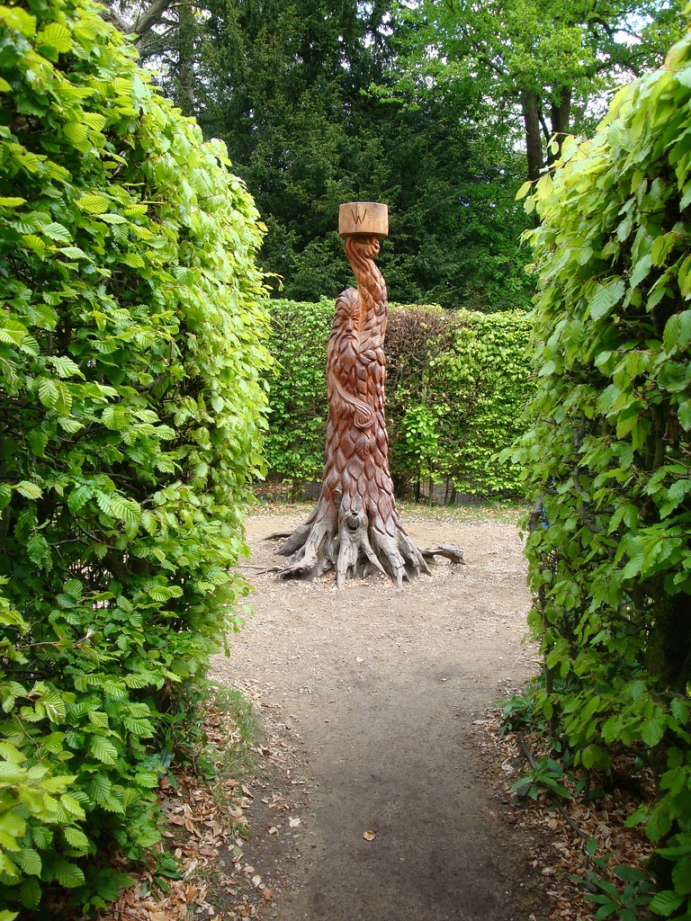 Chainsaw art in the Maze Walk in Tatton Park Cheshire 2009… Flickr