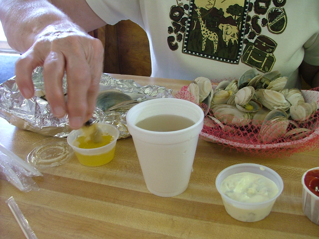How to eat steamed clams Step 2 Dip the clean clam into … Flickr