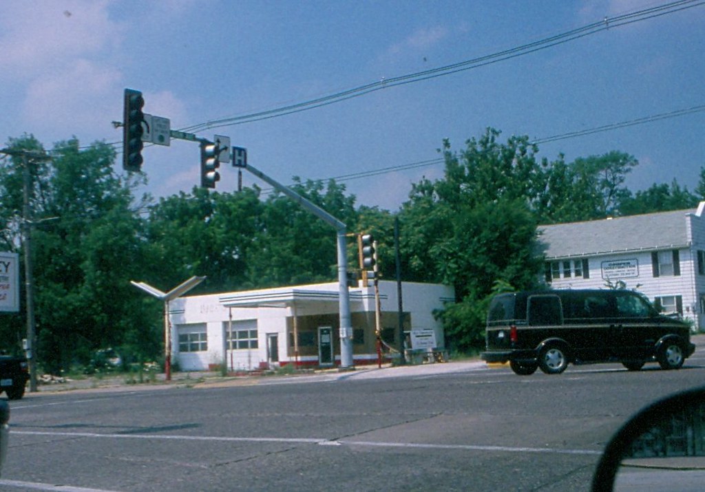 980137 Vintage gas station Clinton IA July 1998 Bill Slone